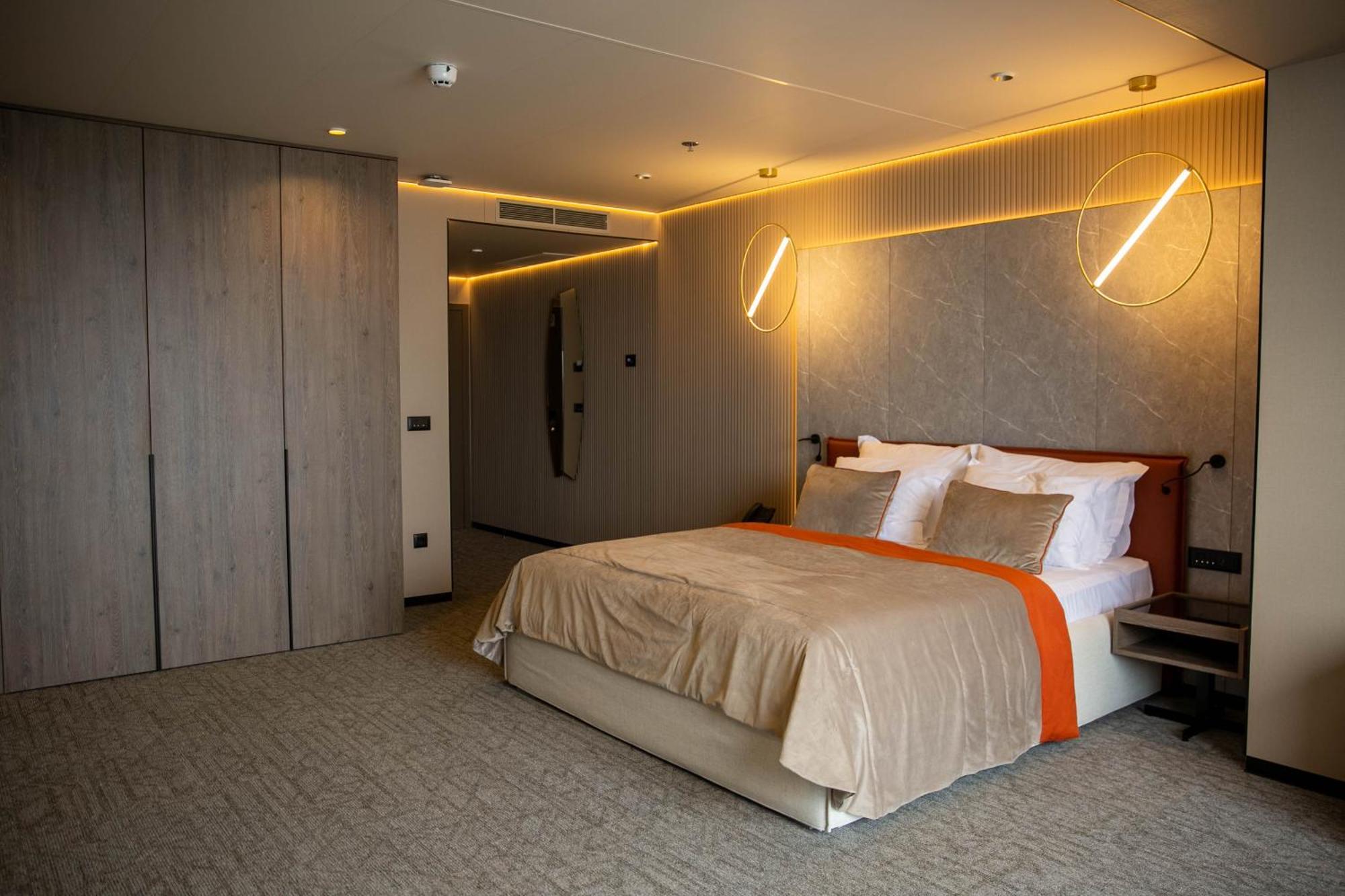 Hotel Medistone 오미스 외부 사진